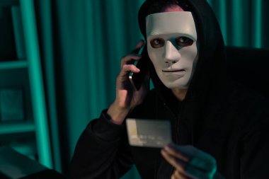 Kredi kartı sahibini arayıp gizli bilgilerle tehdit etmek için beyaz suçlu maskesi. Tüm veritabanları, güvenlik ihlali yapmaya çalışarak şifre şifreleme yapmak için. Bireysel.