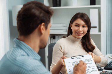 Güzel bir kadın, modern ofiste reklam sektöründe canlı yayınlanmadan önce ilginç bir yaratıcılık kanalında yayınlanan mesajı incelemesi için senaryo notunu yöneticiye teslim eder. Varsayım.
