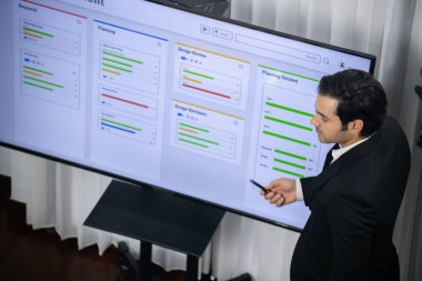 Proje yöneticisi toplantı odasında iş programları, Gantt program programı TV ekranında. Çoklu etnik çeşitlilik iş adamları ve modern iş projesi yönetimi. Çok titiz.