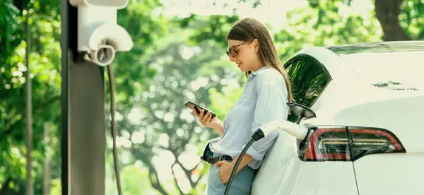 Jeune Femme Utilisant Smartphone Application Bancaire Ligne Pour Payer Charge — Photo
