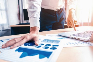 İş adamı muhasebeci ya da finans uzmanı şirket ofisindeki iş raporu grafiğini ve finans şemasını analiz eder. Finans ekonomisi, bankacılık sektörü ve borsa araştırmaları kavramı. uds