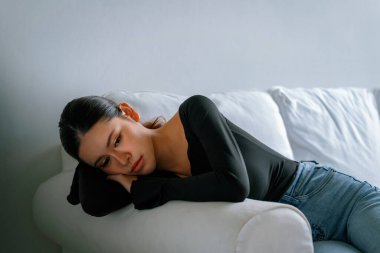 Depresyondaki zihinsel sağlık sorunu olan genç Asyalı kadın aşırı düşünme yorgunluğu, yıkıcı düşünce, asosyal, kaygı ve diğer akıl sağlığı bozukluklarından en yüksek tedaviye ihtiyaç duyuyor. .