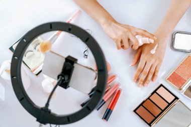 Güzellik blogcusunun ya da nüfuzlu kişinin üst görünümü çevrimiçi canlı yayın platformunda sosyal medya pazarlamasını ya da öğretim elemanlarını görüntüler.