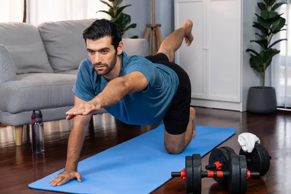 Flexibele Behendige Man Sportkleding Doet Yoga Positie Meditatie Houding Trainingsmat — Stockfoto