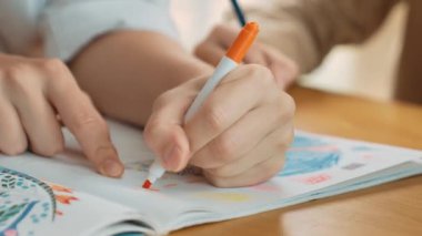 Değişik öğrenci el çizimleri ve boyamalarının resimlerini çizim kitabında işaretleyici kullanarak çektik. Sanat dersinde çizim kitabını kullanan çok kültürlü öğrencilerin yakın çekimi. Rahatlama. Etkinlik.