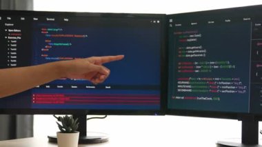 Bilgisayar programlama için arka uç yazılım geliştirici mühendisi. Yazı yazma kodlarını ayıklamak için birlikte çalışıyorlar. Ofisteki monitörde karmaşık algoritmaları çözüyorlar. Filizlenen