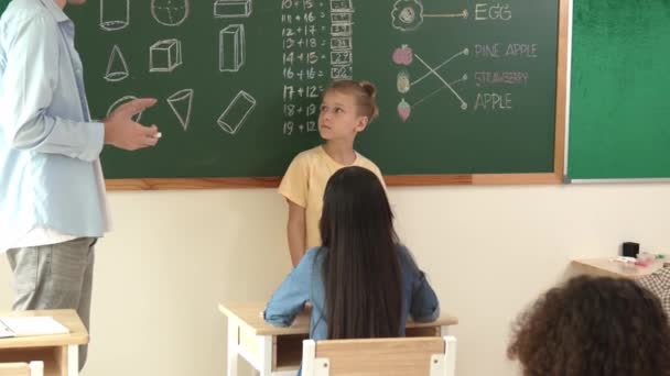 Професійний Вчитель Розмовляє Пояснює Ідею Азіатській Дитині Під Час Занять — стокове відео