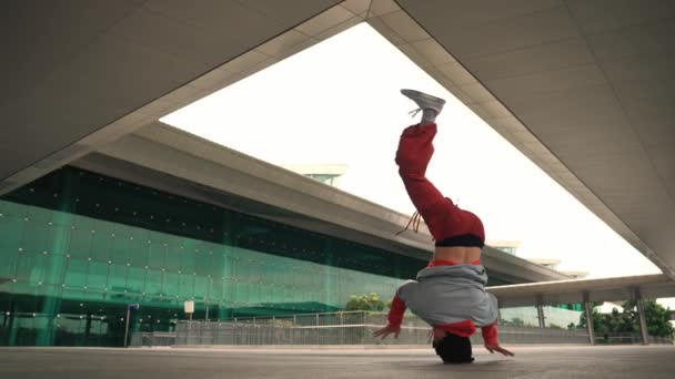 Asyalı Yakışıklı Hipster Binada Hip Hop Dinlerken Enerjik Bir Dans — Stok video