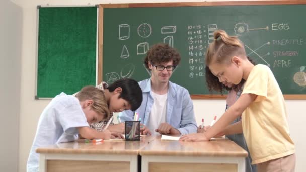 Kaukázusi Tanár Pacsit Hogy Bátorítsa Gyerekeket Együttműködésre Csapat Változatos Diák — Stock videók