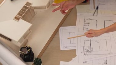 Müşteri denetimi ile yavaş çekim iç mimar taslağı hazırlamak ve ev dekorasyonunu müşteri talebine göre düzenlemek. Mimari müşteri hizmetleri. Filizlenen