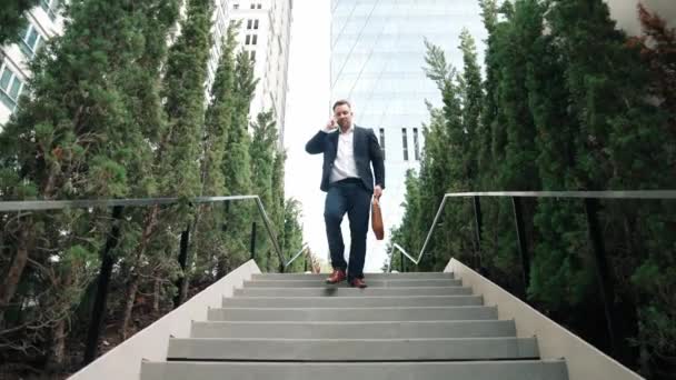 Mutlu Adamı Merdivenlerden Inip Akıllı Telefon Kullanarak Müdürü Arıyor Yöneticinin — Stok video