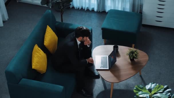 Visão Superior Empresário Qualificado Trabalhando Laptop Enquanto Deitado Sofá Para — Vídeo de Stock
