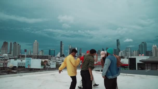 Eine Gruppe Verschiedener Oder Multikultureller Hipster Trägt Stylische Und Farbenfrohe — Stockvideo