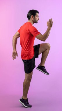 Vücut uzunluğunun tamamı atletik ve sportif genç erkek fitness 'in izole edilmiş arka planda kardiyo egzersizi duruşunu gösteriyor. Sağlıklı aktif ve vücut bakımı yaşam tarzı.