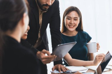 Mutlu iş adamları birlikte çalışır, şirket ofisinde tartışırlar. Profesyonel ve çeşitlilik takım çalışması iş planını bilgisayarda tartışır. Modern çok kültürlü ofis çalışanı. Uyum