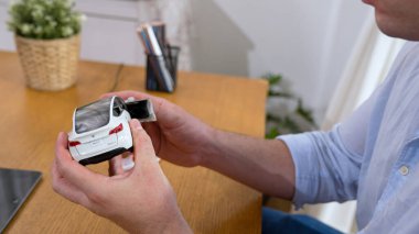 Araba tasarım mühendisi, otomotiv şirketinin prototipini analiz ediyor. Aracın tasarımcısı büyük ölçekli bir araba tutuyor, herhangi bir kusur veya gelişme var mı diye dikkatlice analiz ediyor. Eşzamanlama