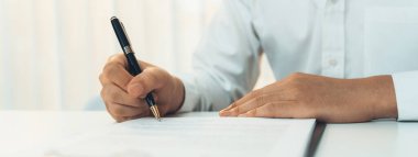 Şirket avukatının ya da hukuk bürosundaki avukat servisinin yardımıyla balyayla ilgili sözleşme imzalama belgesi. İşletme yatırımı ve yasal işlemlerin tamamlanması. Kurnaz.