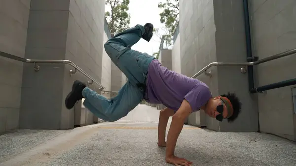 Profesjonalny Tancerz Break Wykonuje Taniec Uliczny Wąskim Korytarzu Umiejętny Azjatycki — Zdjęcie stockowe