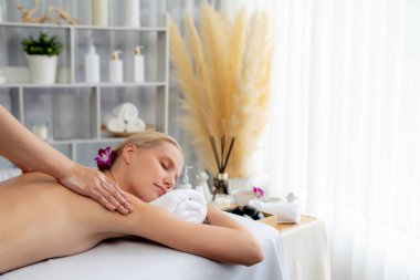 Kafkasyalı kadın müşteri stres önleyici spa masajının keyfini çıkarıyor ve lüks otel ya da oteldeki gündüz açık ortam güzellik salonunda güzellik teniyle eğleniyor. Sessiz.