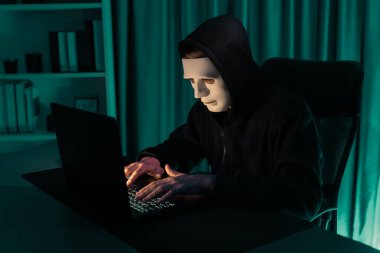 Beyaz suçlu anonim maskesi kodlama şifrelemesi yüklüyor. Programlama ile güvensiz mahremiyet sağlamaya çalışıyor. Bilgisayardan fidye için büyük bir veritabanı almaya çalışıyor. Bireysel.
