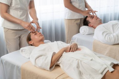 Kafkasyalı çift stres önleyici kafa masajının keyfini çıkarıyor ve lüks otellerde ya da otel spa salonlarında gündüz kaplıcalarında yüz güzelliği eğlencelerini şımartıyor. Sessiz.