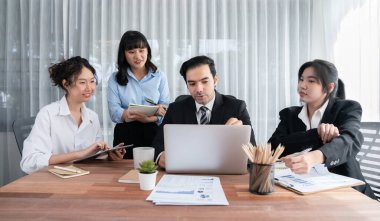 Modern ofis ortamında çalışan çeşitli etnik gruplardan çeşitli iş adamları. Üretken ve çok ırklı ofis çalışanları stratejik ticari pazarlama konusunda tartışmaya giriştiler. Habiliment