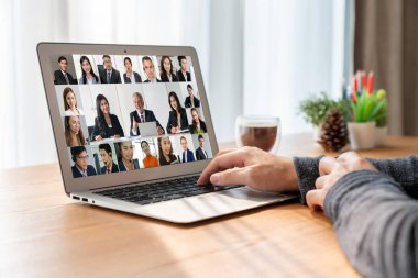 İş dünyasından iş adamlarının modern sanal grup toplantısı için video konferansındaki iş adamları