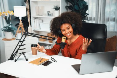Güzel Afrikalı kadın sunucu kanalı çevrimiçi yayın yoluyla konuşuyor pazarlama öğretiyor, dinleyicileri canlı ya da çevrimiçi. İş yerindeki herhangi bir yer kavramı. Tatlandırıcı.