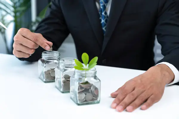 Geschäftsmann Legte Münze Geld Sparendes Glas Seinem Büro Als Nachhaltige — Stockfoto