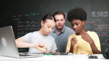 Kafkas öğretmeni elektrikli aletten bahsederken öğrenci de elektronik ekipmanlarla robot modelini tamir ediyor. Çeşitli akademik çocuklar ana kurul yapısını öğreniyor. Öğretim