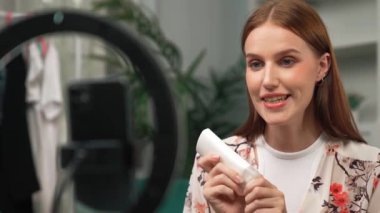 Kadın nüfuzlu kişi sosyal medya ya da blog için canlı yayın yapan video klip eleştirmeni Cilt Bakımı 'nı çekiyor. Kozmetik stüdyosu ışıklandırmalı mutlu genç kız çevrimiçi pazarlama oturumu yayını için..