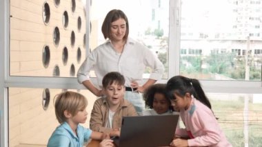 Kafkas öğretmeni ve çeşitli arkadaşlarla çevriliyken şirin Afrikalı kız programlama sistemi. Profesyonel eğitmen, öğrenci dinlerken kodlama mühendisliği öğretiyor. Etkinlik.