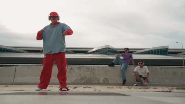 Happy Hip Hop Άνθρωπος Φορώντας Ακουστικά Ενώ Κυματίζει Και Κινείται — Αρχείο Βίντεο