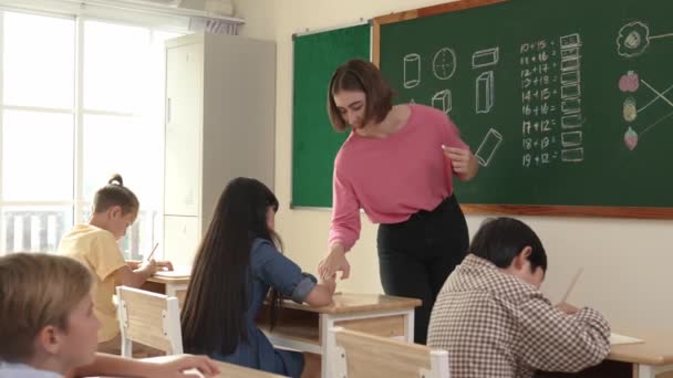 Smart Lärare Kontrollera Söt Student Läxor Samtidigt Förklara Idé Lektionen — Stockvideo