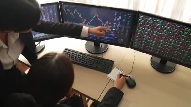 Affärsinvesterare Börshandel Företag Analysera Börs Marknadsföring Tittar Monitorer Analysera Ljus — Stockvideo
