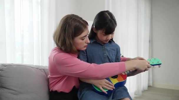 Щаслива Дівчина Грає Укулеле Час Кавказька Мама Викладає Пояснює Про — стокове відео