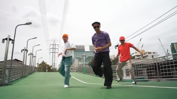 Profesyonel Break Dansçı Grubu Hip Hop Müzik Grubu Düşük Açılı — Stok video