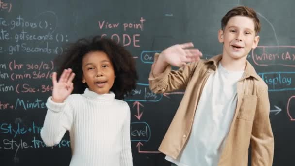 パノラマは エンジニアリングコードまたはプロンプトでブラックボードで笑顔と手を振る多様な学生のショット Stem教室で勉強している間 カメラや挨拶を見ているスマートな子供たち エラー — ストック動画