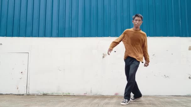 Latynos Wyciąga Ręce Tańczy Przed Murem Motion Shot Tancerza Lub — Wideo stockowe