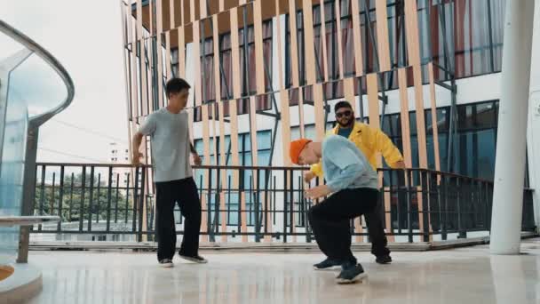 Grupo Hipsters Mover Para Música Hip Hop Centro Comercial Dançarino — Vídeo de Stock