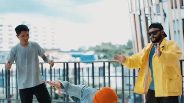 Группа Подростков Хип Хопа Исполняет Танец Боя Торговом Коридоре Видом — стоковое видео