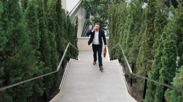 Kafkas Işadamı Merdivenlerden Çıkıp Akıllı Telefon Kullanarak Müdürü Arıyor Yöneticinin — Stok video