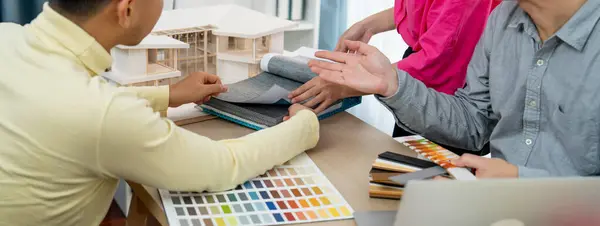 熟练的室内设计团队在选择幕布时 要小心选择幕布材料 而同事则要选择将房屋模型放在会议桌上的幕布颜色 创意设计概念 — 图库照片