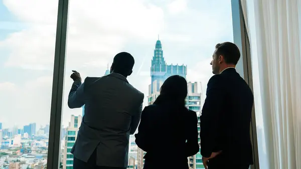 Précédent View Diverse Team Ambitious Business People Standing Ornamented Office — Photo