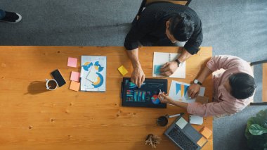 Meslektaşım yürürken ve toplantıya katılırken çeşitli iş adamlarının konuşma ve beyin fırtınası fikirlerinin üst düzey görüntüsü. Profesyonel insanlar sorunu çözüyor ve raporlara bakıyor. Cemaat.