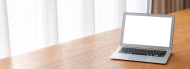 Tasarımınız için mod bilgisayardaki beyaz boş ekran monitör ekranında maket yapın