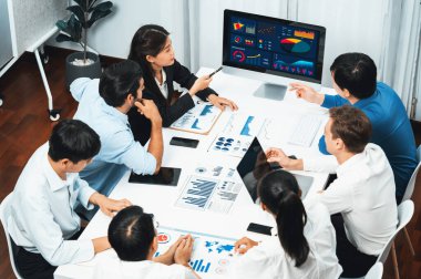 Analist ekibi toplantı odasındaki mali verileri analiz etmek için BI Fintech 'i kullanıyor. İş adamları, ticari öngörü ve stratejik pazarlama planlama için iş dünyası panelinin gücünü kağıt üzerinde analiz ediyor.