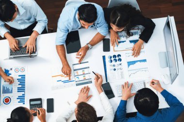 Üst düzey analist ekibi toplantı odasındaki mali verileri analiz etmek için BI Fintech 'i kullanıyor. İş anlayışı ve stratejik pazarlama planlaması için kağıt üzerinde analitik BI gösterge paneli. Tedbirli