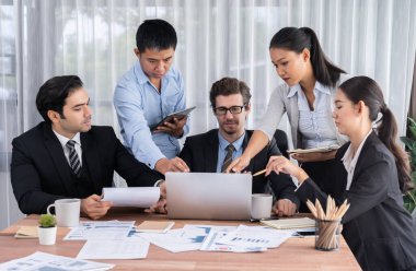 Ofis masasındaki finansal veri raporlarını analiz eden çeşitli bir grup iş analisti. Stratejik pazarlama planlaması için iş zekası analizi çizelgesi ve grafiği.