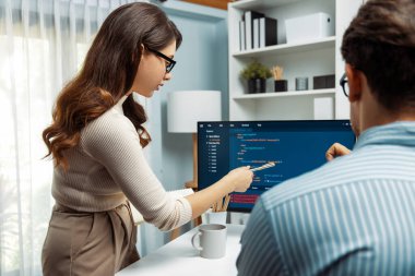 İki ekran ekranında yaratıcı web sitesi planlama yazılımını tartışan yetenekli geliştiriciler programı arka görüş konseptiyle ofiste tasarımı analiz eden tam yığın veri. Varsayım.